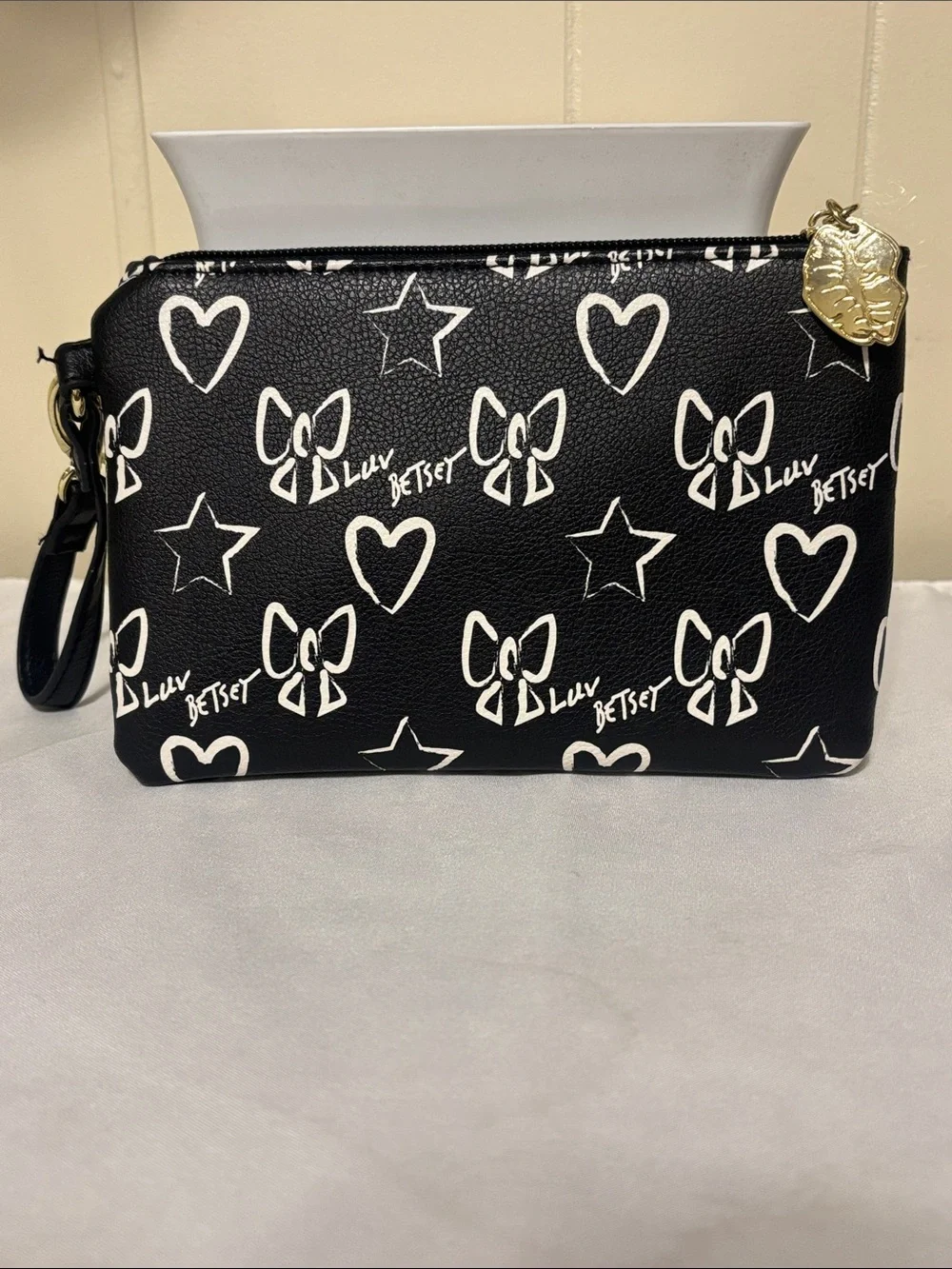 ✨ EUC Luv Betsey by Betsey Johnson Monogram Pouch Wristlet Wallet ✨